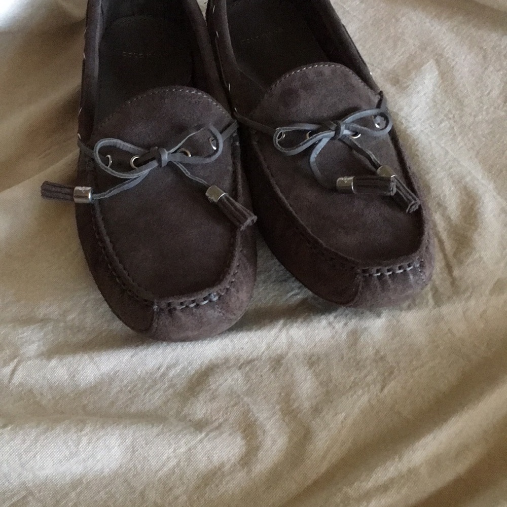 Cole Haan shoes. Dark taupe suede driving shoes. Gray leather tassels. Size 9.5 - Picture 2 of 6